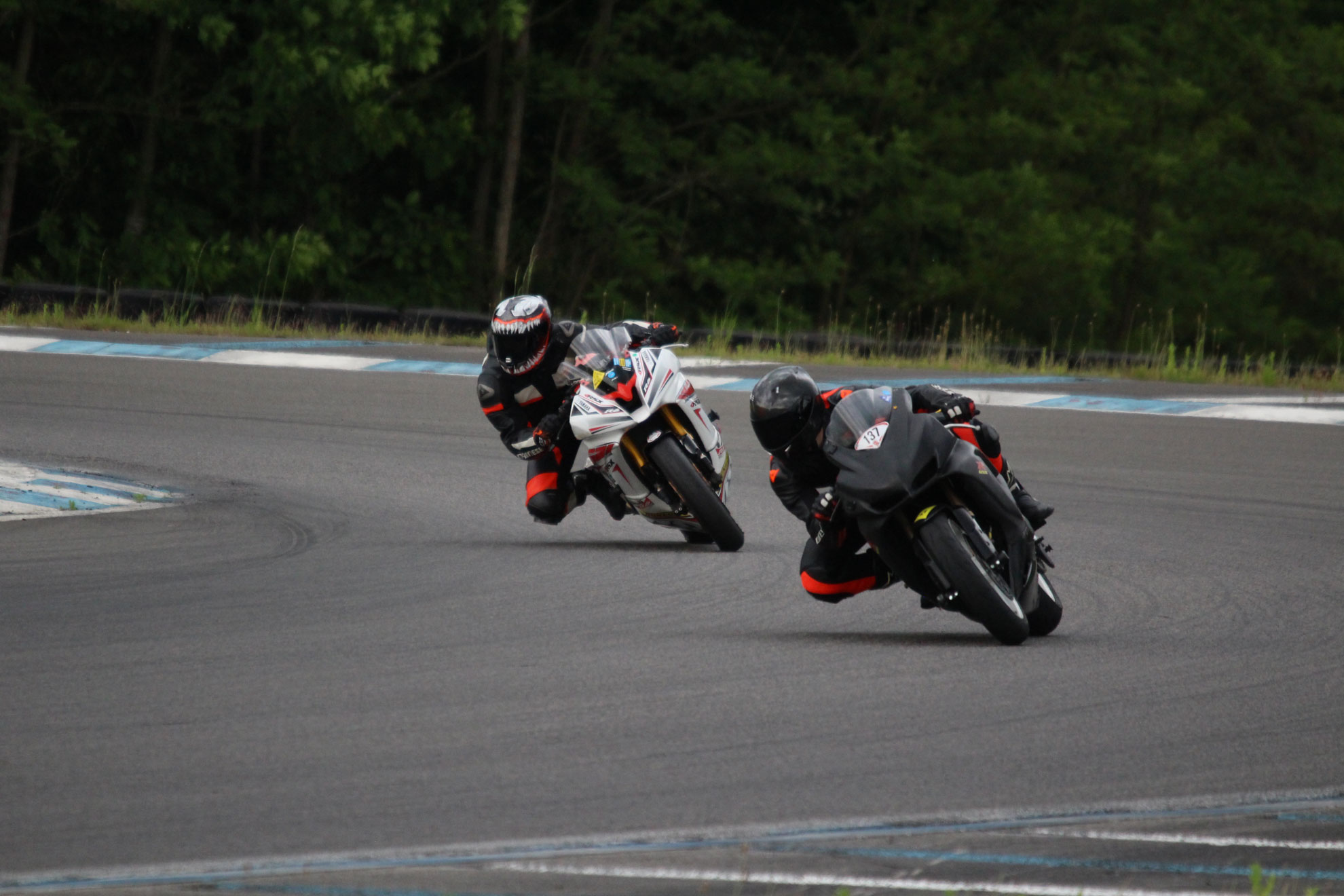 roulage moto en soirée - circuit de bresse