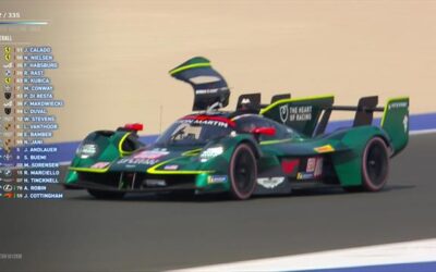 La portière de l’Aston Martin s’ouvre puis se détache en course