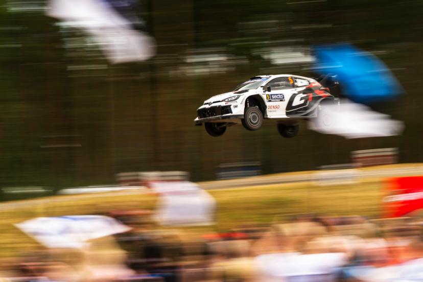 Ça roule pour Toyota, en route vers un quintuplé au Rallye de Finlande, avec Sébastien Ogier sur le podium