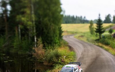 Elfyn Evans revient à 1”1 de la troisième place de Sébastien Ogier avant la dernière spéciale du Rallye de Finlande