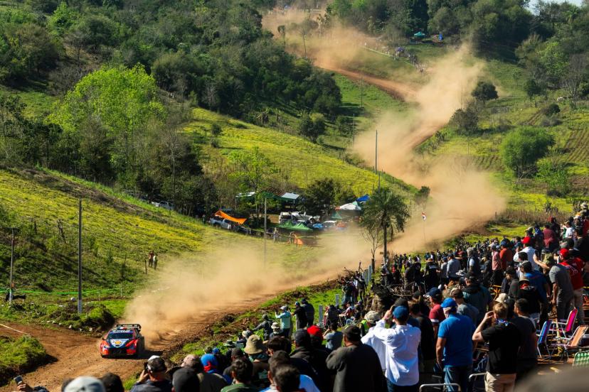 Adrien Fourmaux perd la tête du Rallye du Paraguay après une crevaison, Sébastien Ogier remonte à la quatrième place