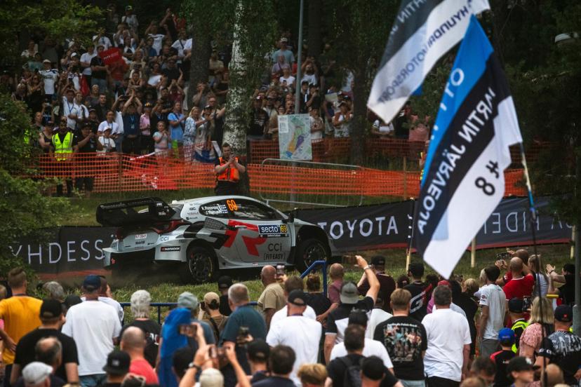 Kalle Rovanperä termine la journée en tête du Rallye de Finlande, Adrien Fourmaux sur le podium, Sébastien Ogier sixième