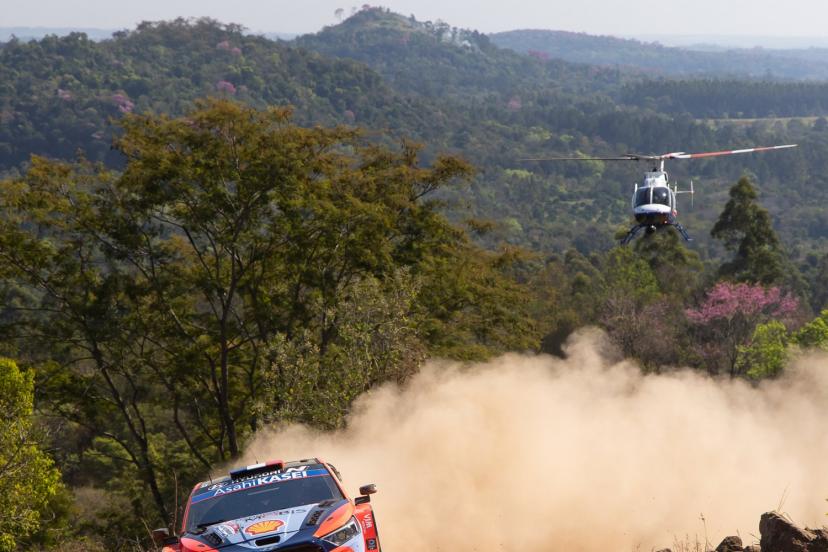 Adrien Fourmaux (2e) et Sébastien Ogier (4e) toujours dans le coup malgré des crevaisons