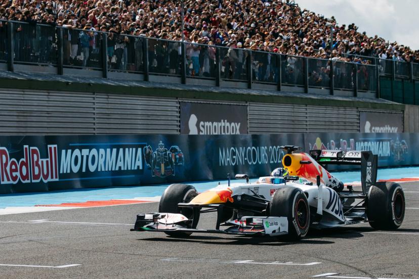 « Si ça peut donner le goût des sports mécaniques à mes enfants… » : quand Isack Hadjar et Sébastien Loeb font vibrer Magny-Cours lors du Red Bull Motormania