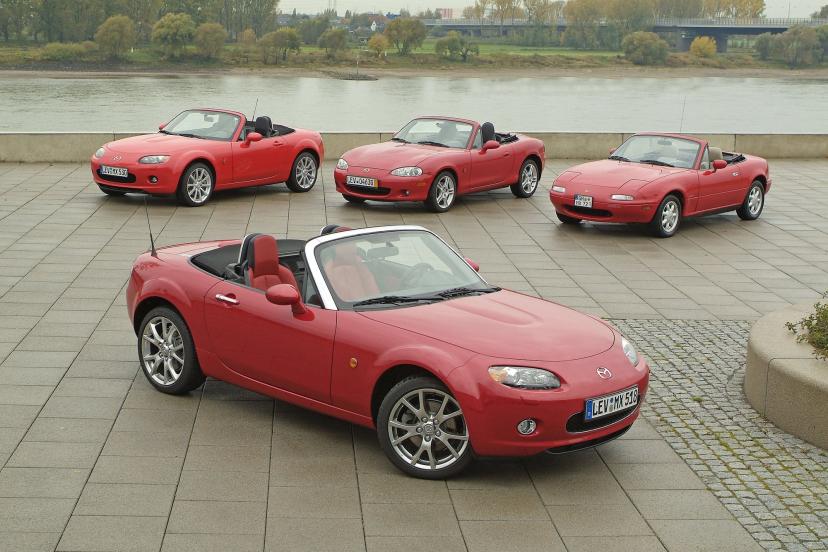 La Mazda MX-5, héritée des années 1980, poursuit sa route dans le concert automobile du temps
