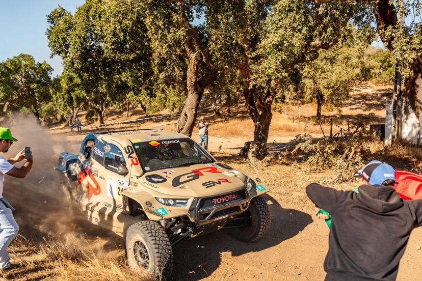 Sébastien Loeb retardé lors de la deuxième étape du rallye-raid du Portugal, Adrien Van Beveren abandonne
