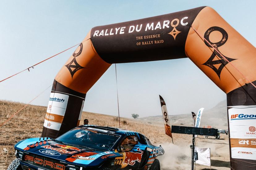 Étirements, chronométrage, vérifications : la routine d’un départ de spéciale au Rallye du Maroc