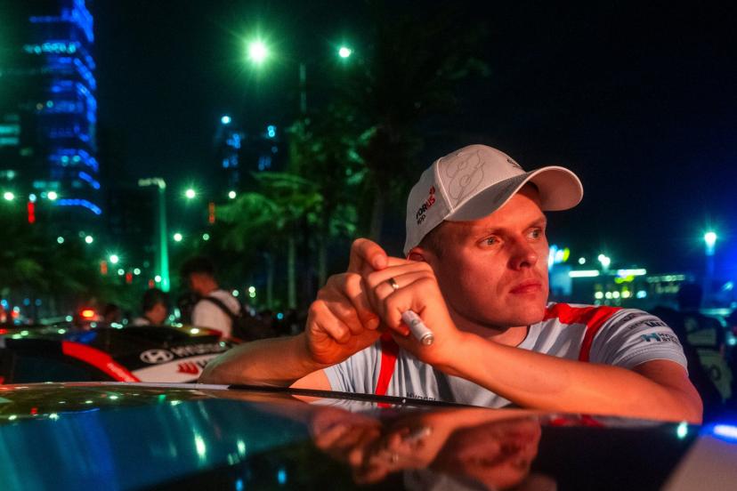 Ott Tänak premier leader du Rallye d’Arabie saoudite devant Sébastien Ogier