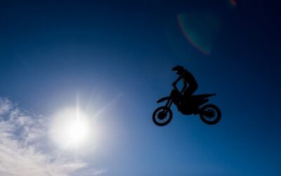 “Une douleur indescriptible”: un pilote meurt lors d’un show de sauts à moto dans un parc d’attractions