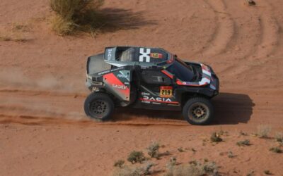 Sébastien Loeb, 5e de la quatrième étape, ronge son frein à force de réduire sa vitesse pour éviter les crevaisons