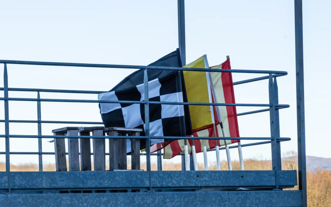 La signification des drapeaux en course automobile et moto