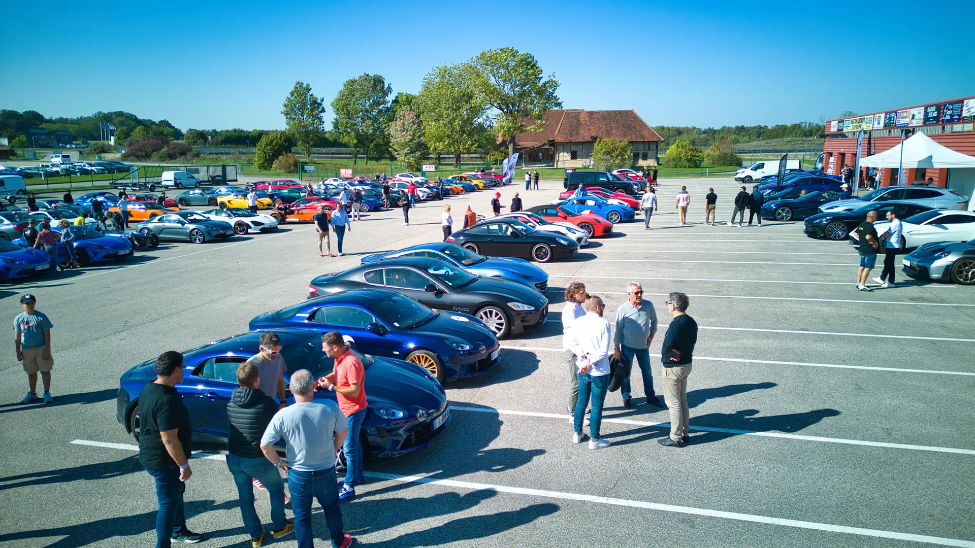 team building automobile sur circuit