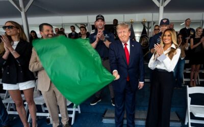 Tour d’honneur et départ donné: Donald Trump en vedette d’un grand prix automobile dans les rues de Washington
