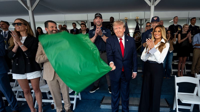 Tour d’honneur et départ donné: Donald Trump en vedette d’un grand prix automobile dans les rues de Washington