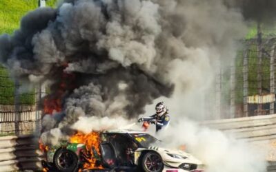 “Merci, je te dois la vie”: piégé dans sa voiture en feu, un pilote sauvé par un concurrent lors d’une course en Chine