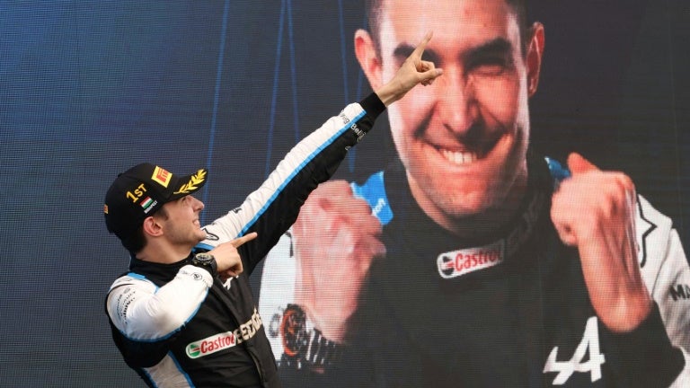 La-joie-du-Francais-Esteban-Ocon-vainqueur-au-volant-de-son-Alpine-du-Grand-Prix-de-Hongrie-de-Formule-1-le-1er-aout-sur-le-circuit-du-Hungaroring-a-Mogyorod-pres-de-Budapest-1104227