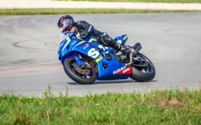 Freinage moto sur circuit : technique, position, pluie et gestion du risque