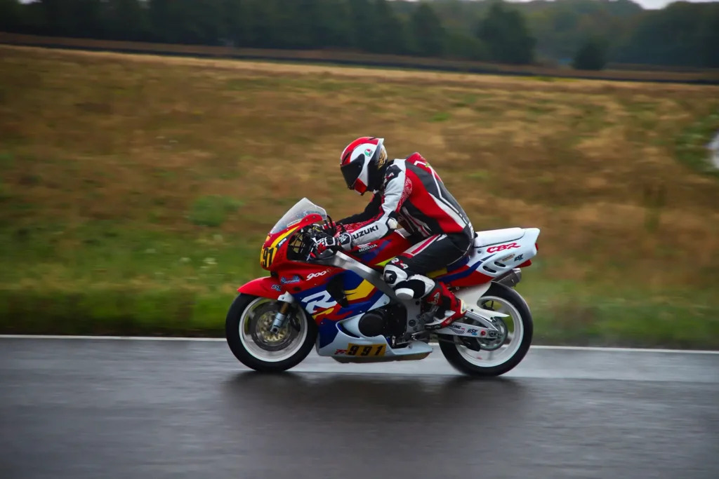 freinage moto sous la pluie